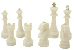 Ensemble d'échecs en polyrésine tons clairs et détails dorés
