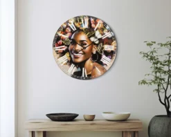 Horloge murale Kourt M.D.F motif femme et papillons colorés