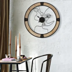 Horloge murale ronde en bois et fer avec visages stylisés