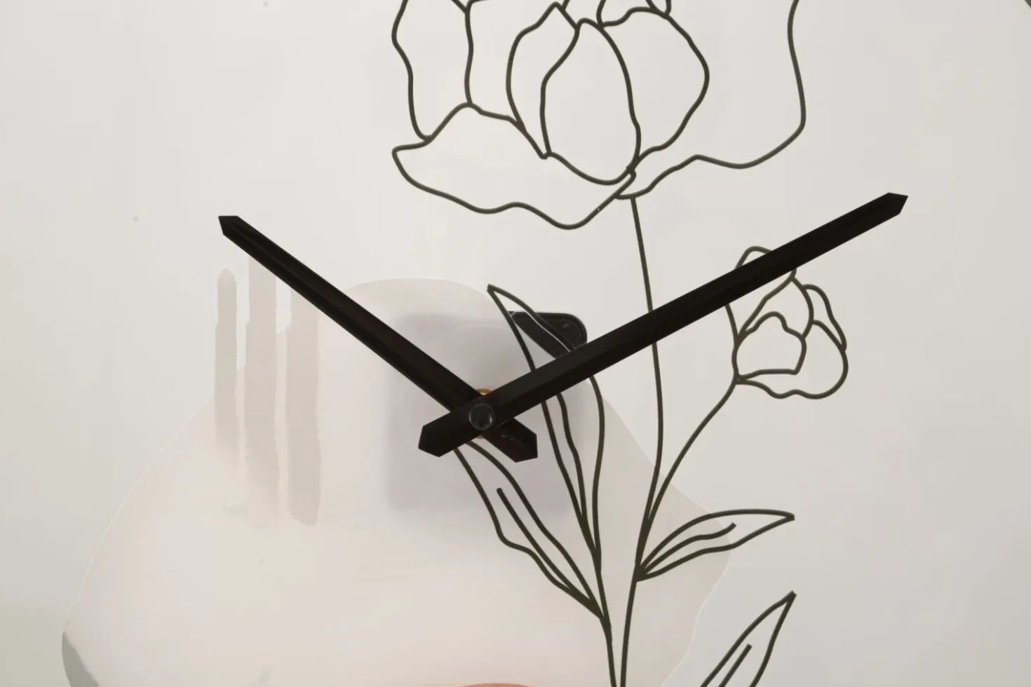 Horloge murale ronde motif rose fer et verre multicolore