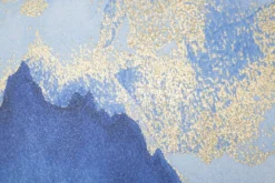 Impression toile paysage montagne encadrée en bois massif nuances de bleu embellissements dorés