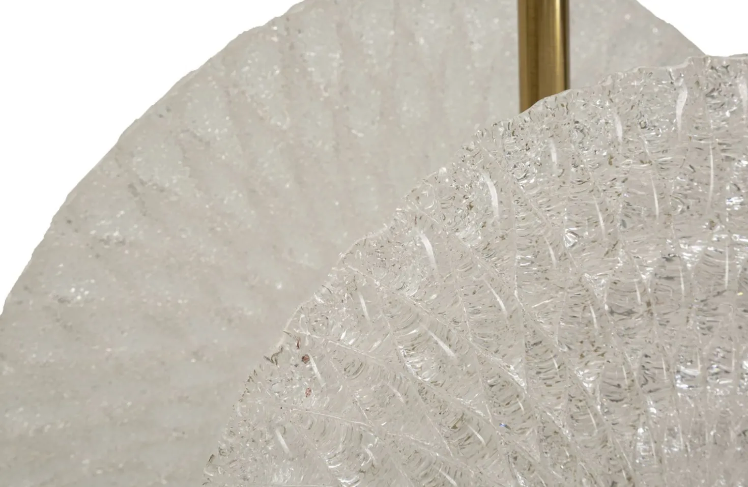 Lampe de plafond métal doré abat-jours en verre décorés reliefs