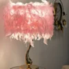 Lampe de table Chariot Métal Doré Abat-jour plumes synthétiques Roses