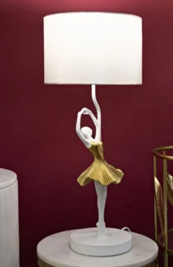 Lampe de table Danseuse métal et résine robe dorée abat-jour tissu blanc