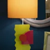 Lampe de table en M.D.F multicolore et abat-jour tissu Orange