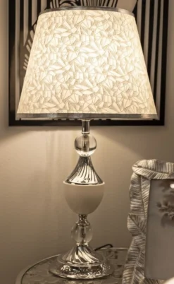 Lampe de table Kody finition brillante abat-jour brodé