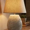 Lampe de table Oblix résine gravée blanche abat-jour tissu gris clair