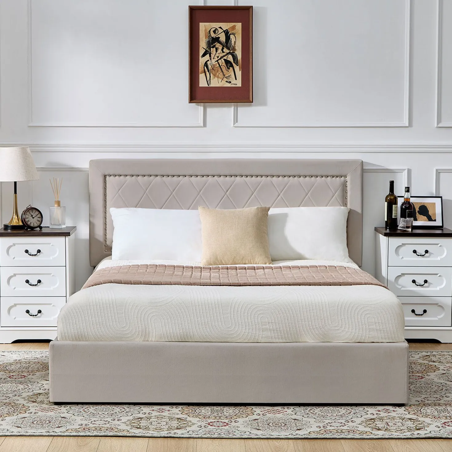 Lit coffre Sandiego avec sommier relevable 160x200cm et tête de lit cloutée Velours Taupe