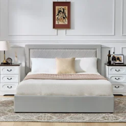 Lit coffre Sandiego avec sommier relevable 160x200cm et tête de lit cloutée Velours Gris clair