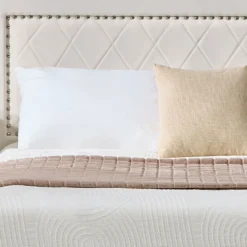 Lit coffre Sandiego avec sommier relevable 160x200cm et tête de lit cloutée Velours Beige clair