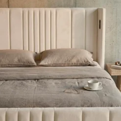 Lit complet avec sommier relevable prises USB et lumières intégrées Line 180x200cm Velours Beige