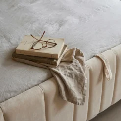 Lit complet avec sommier relevable prises USB et lumières intégrées Line 160x200cm Velours Beige