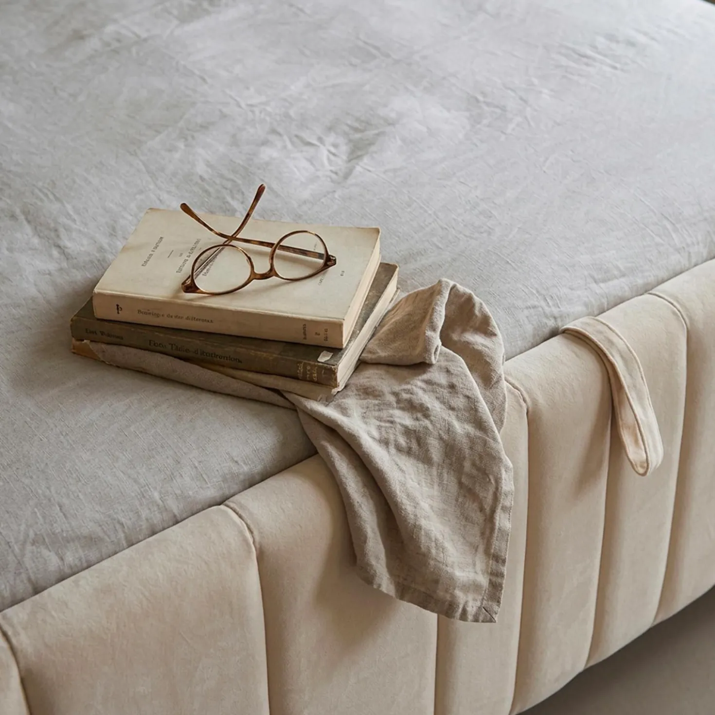 Lit complet avec sommier relevable prises USB et lumières intégrées Line 160x200cm Velours Beige