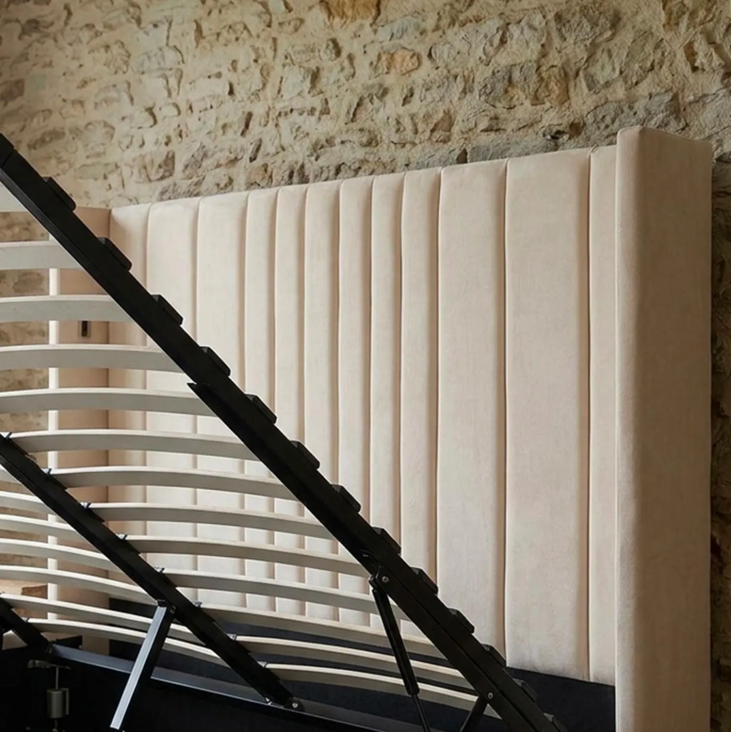 Lit complet avec sommier relevable prises USB et lumières intégrées Line 160x200cm Velours Beige