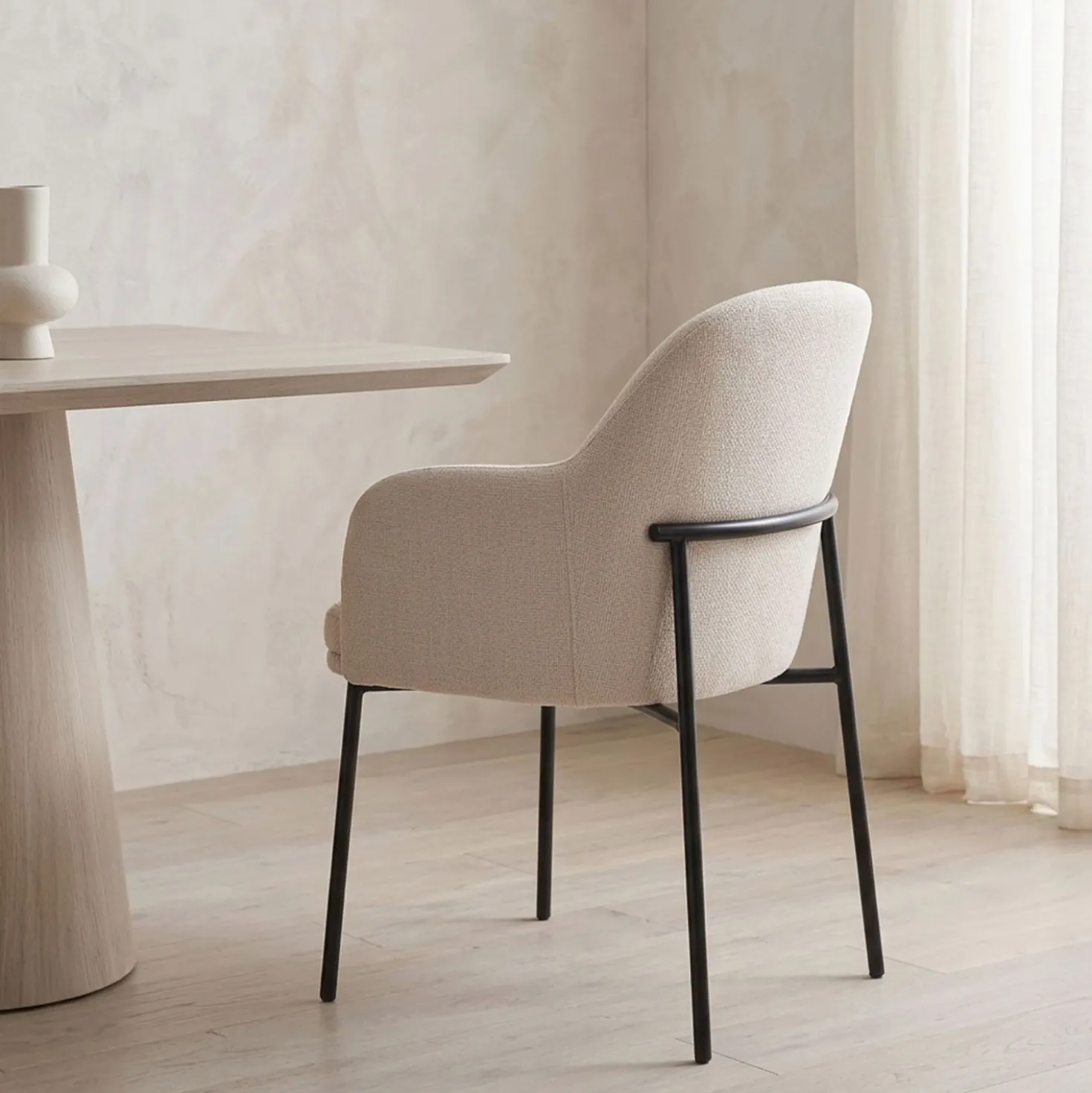 Lot de 4 chaises modernes matelassées Inaya Métal Noir et Tissu Beige