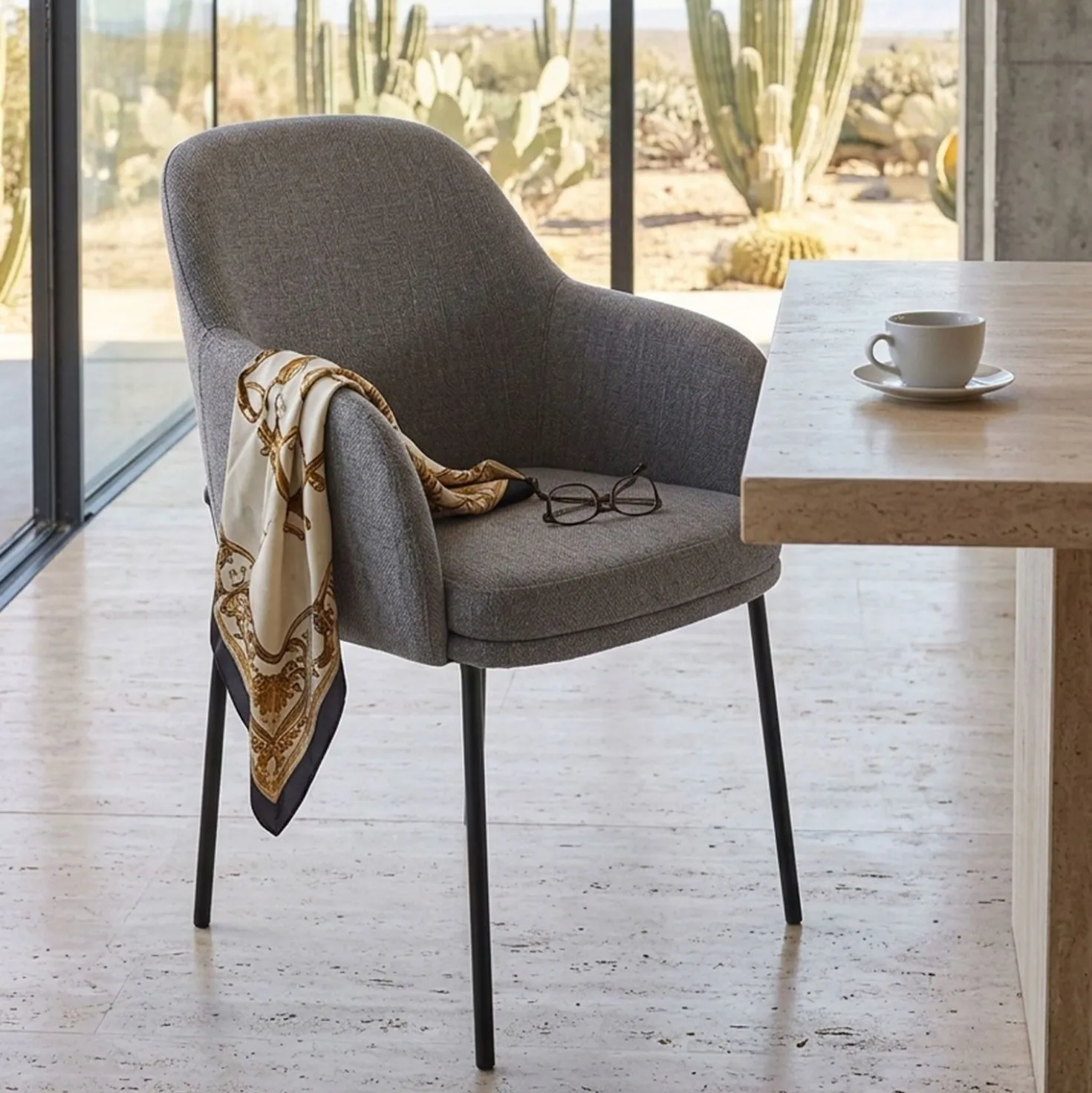 Lot de 4 chaises modernes matelassées Inaya Métal Noir et Tissu Gris