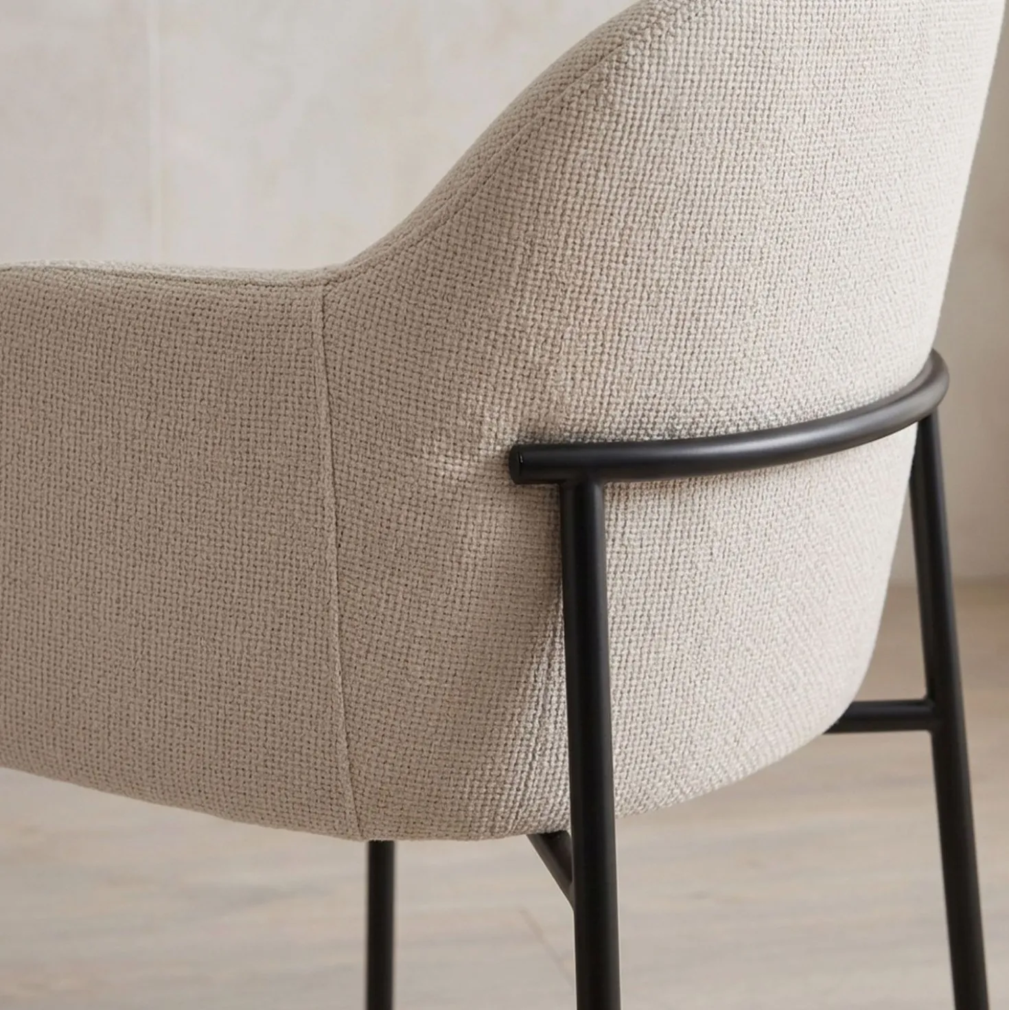 Lot de 2 chaises modernes matelassées Inaya Métal Noir et Tissu Beige