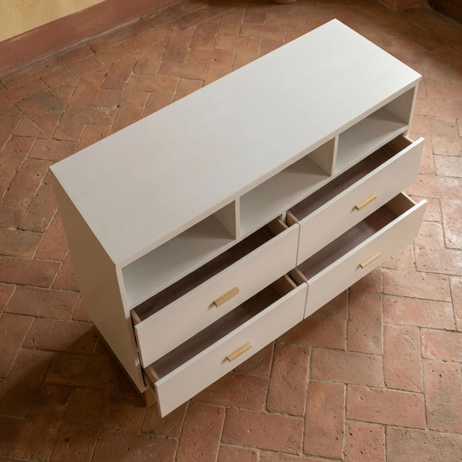 Meuble TV moderne 4 tiroirs Nestor Taupe clair et Or