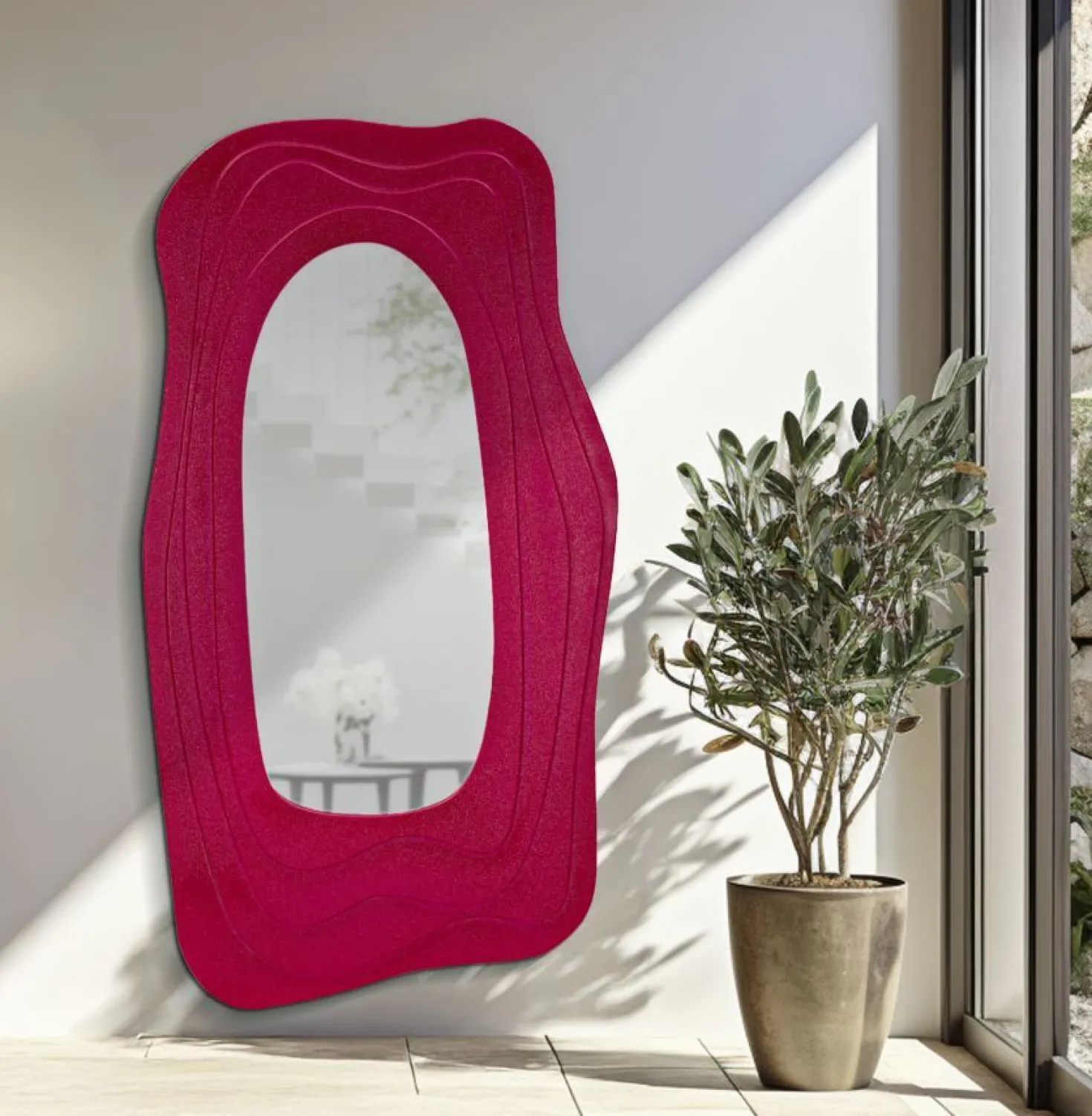 Miroir mural sinueux Dafne M.D.F Fuchsia et Verre