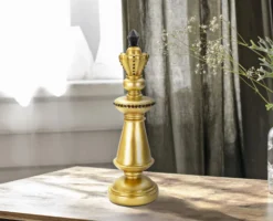 Roi d'échecs décoratif doré en polyrésine accents noirs