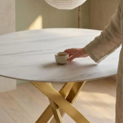 Table ronde Corix Verre effet Marbre Blanc et pieds Or