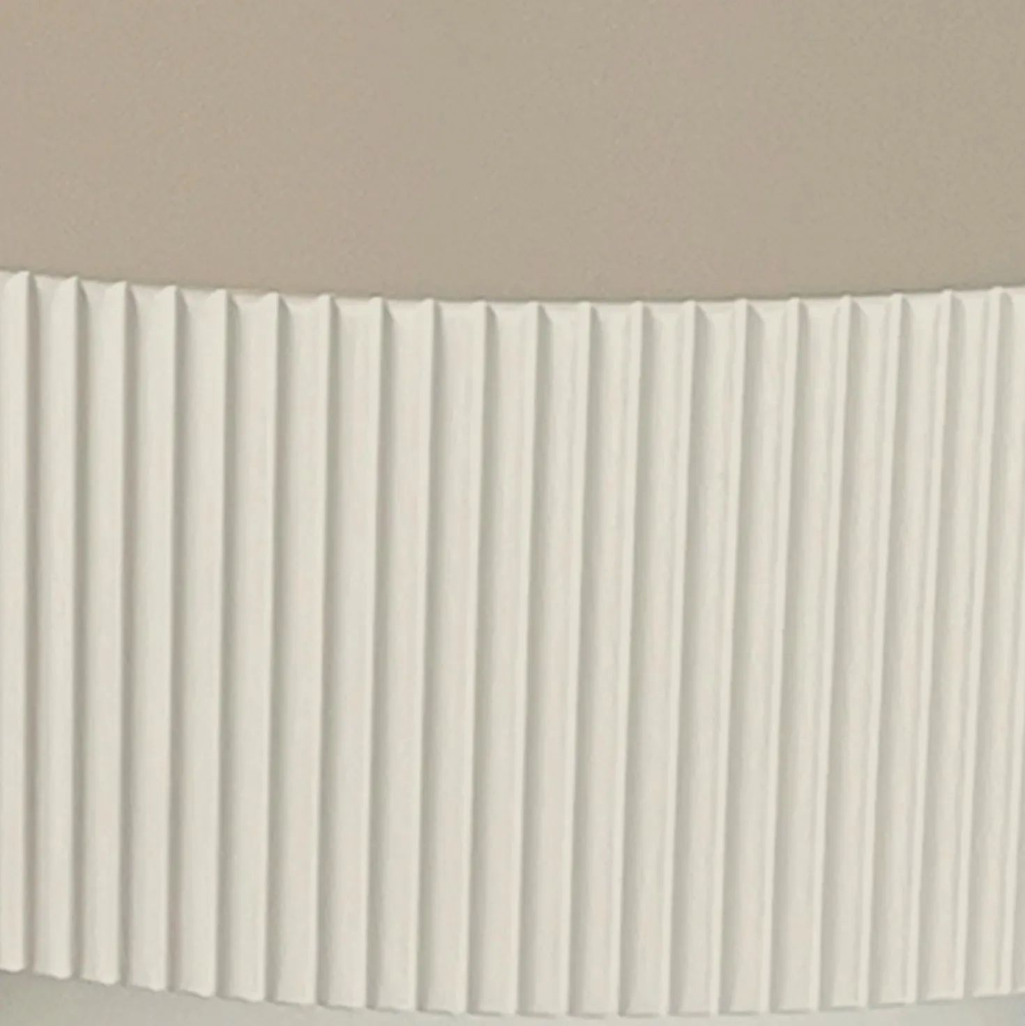 Table ronde L78,5cm avec rainures verticales sculptées Pulsar Blanc cassé