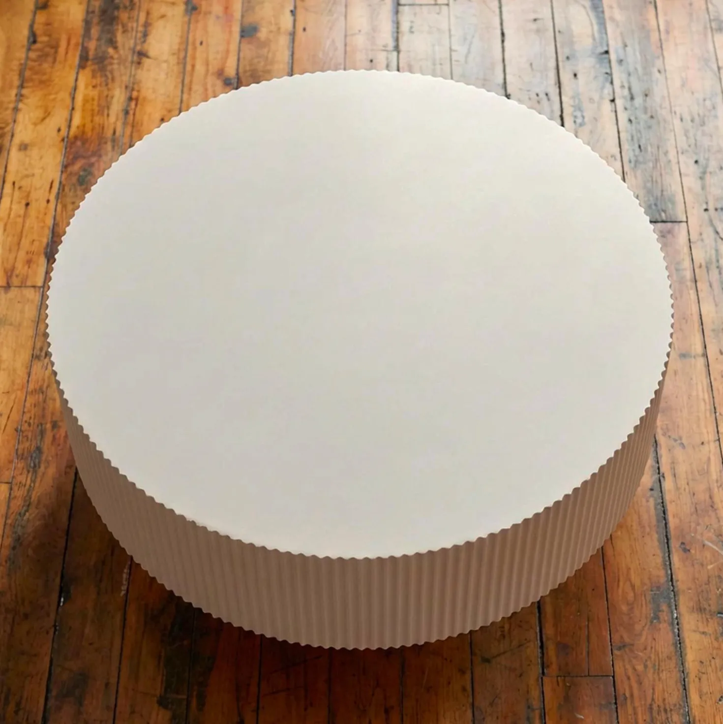 Table ronde L78,5cm avec rainures verticales sculptées Pulsar Blanc cassé