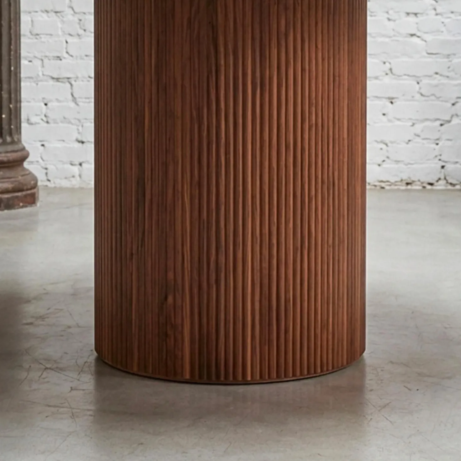Table ronde moderne 120cm Églantine Céramique effet marbre blanc et pied colonne strié