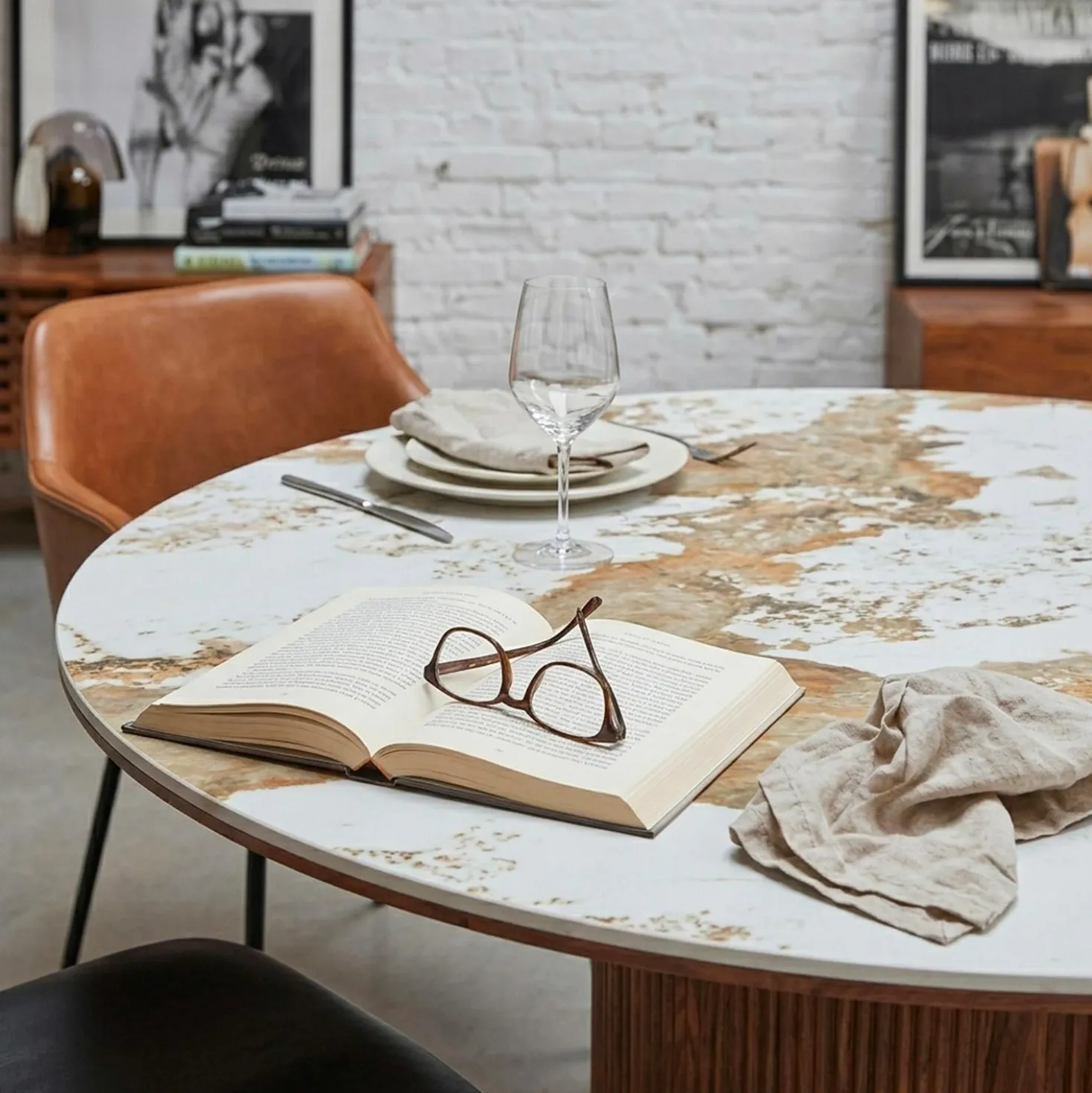 Table ronde moderne 120cm Églantine Céramique effet marbre blanc et pied colonne strié