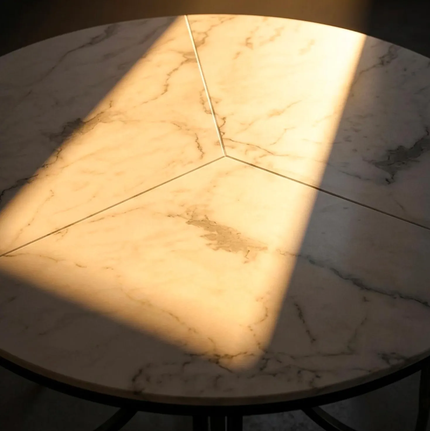 Table ronde pliante gain de place Foldine Ø80cm Métal Noir et Effet marbre Blanc