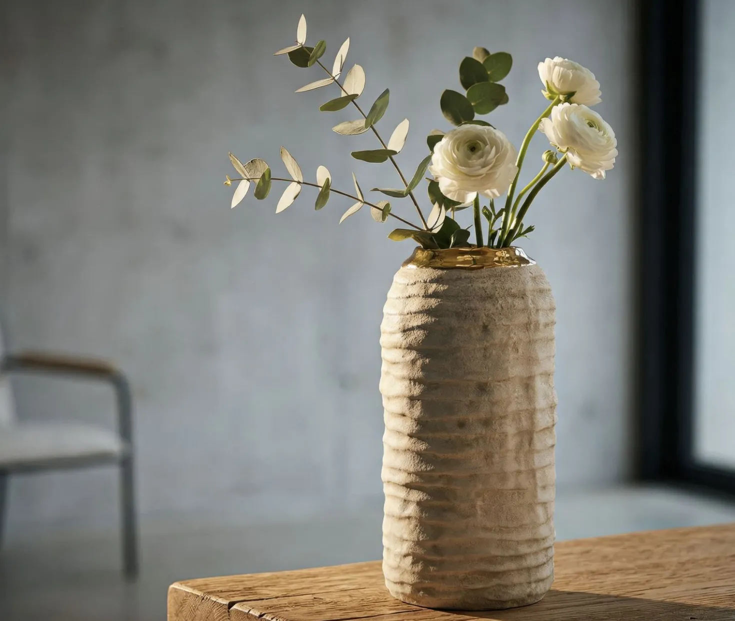 Vase compact finition mate intérieur doré