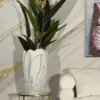 Vase en céramique blanc décoré en relief