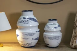 Vase en céramique blanche décoré de motifs de poissons et bleu