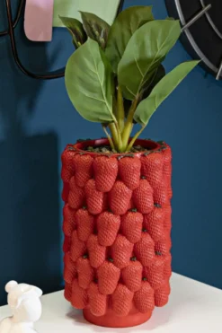 Vase en polyrésine rouge fraises
