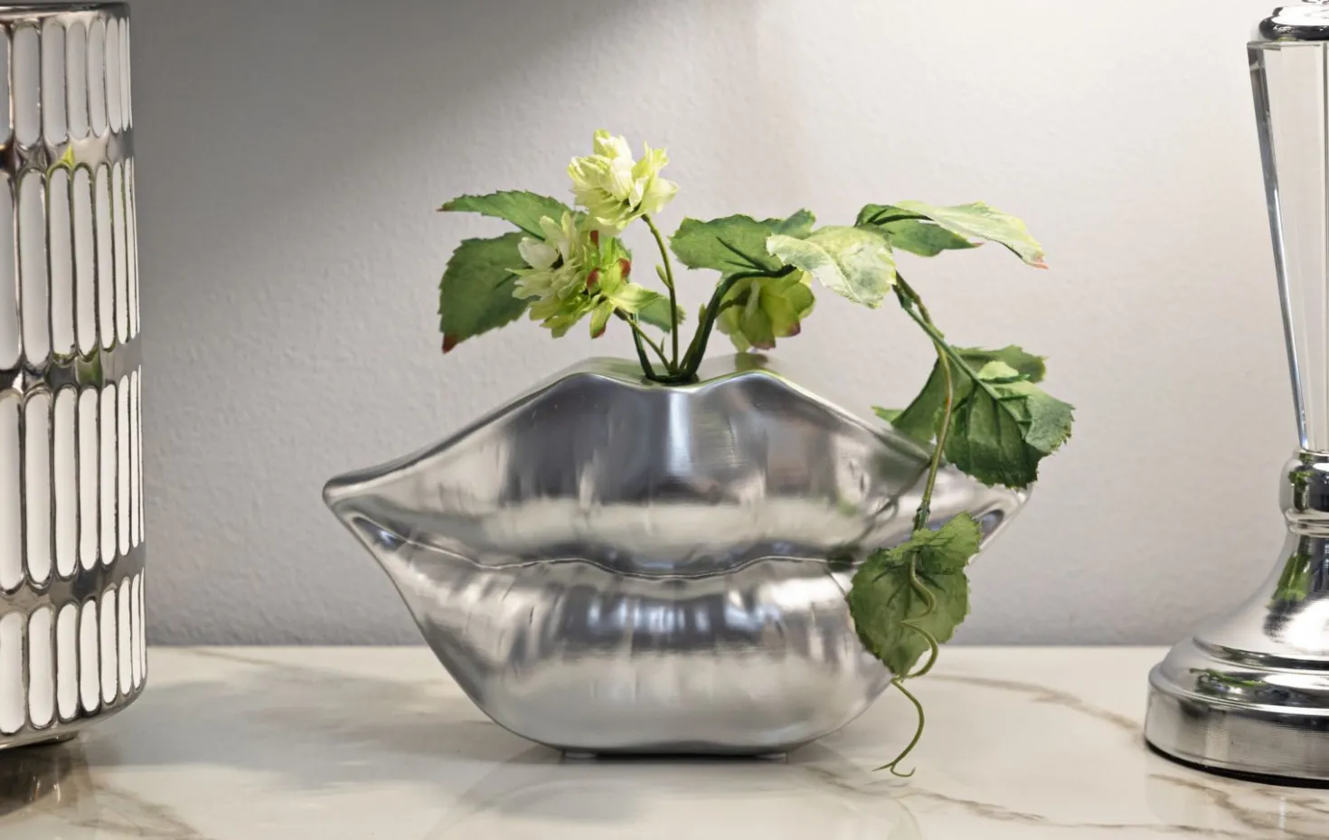 Vase en résine argentée Lips