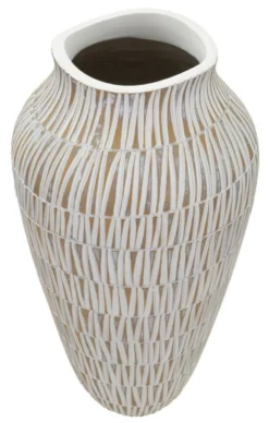 Vase polyrésine blanc décoré de sculptures géométriques et linéaires dorées