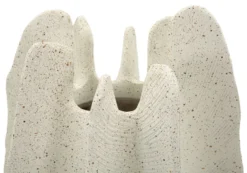 Vase sculptural en résine polyester Beige
