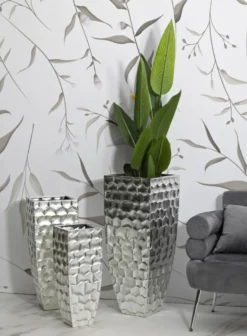 Vases ronds en métal argenté avec motifs en relief Set de 3